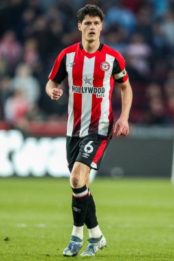 Brentford 'dan Christian Norgaard, Premier League maçında Brentford, Aston Villa' ya karşı Gtech Community Stadyumu, Londra, 8 Mart 2025 'te seyrediyor.
