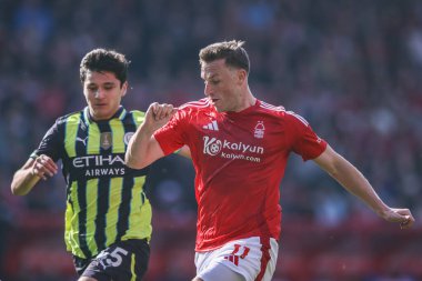 Manchester City 'den Abdukodir Khusanov ve Nottingham Ormanı' ndan Chris Wood Premier Lig maçı sırasında Nottingham Forest Manchester City 'ye karşı 8 Mart 2025' te Nottingham, İngiltere 'de top için savaştılar.