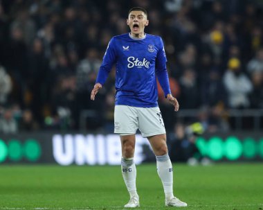Everton 'dan Vitaliy Mykolenko Premier League maçında takım arkadaşlarına talimatlar veriyor Wolverhampton Everton' a karşı Molineux, Wolverhampton, Birleşik Krallık, 8 Mart 2025