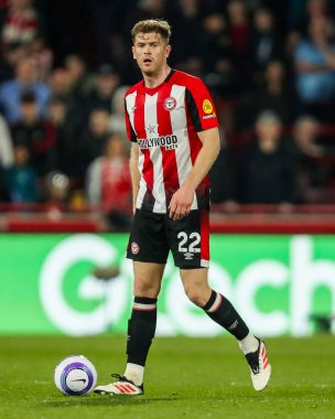 Brentford 'dan Nathan Collins Premier Lig maçında topla koşuyor Brentford - Aston Villa maçı sırasında Gtech Community Stadyumu, Londra, Birleşik Krallık, 8 Mart 2025