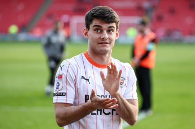 Blackpool 'dan Rob Apter, 8 Mart 2025' te Oakwell, Barnsley, İngiltere 'de oynanan Sky Bet 1 karşılaşmasında son ıslık çaldıktan sonra taraftarları alkışlıyor.
