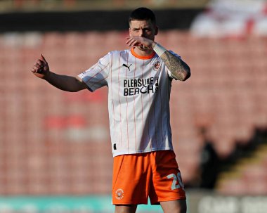 Blackpool F.C. 'den Oliver Casey. 8 Mart 2025 'te Oakwell, Barnsley, İngiltere' de oynanan Sky Bet 1 karşılaşmasında parmakla gösterildi.