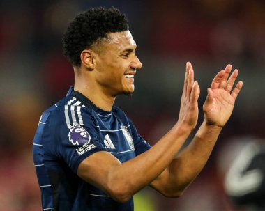 Aston Villa 'dan Ollie Watkins, Premier Lig maçı Brentford-Aston Villa maçının ardından 8 Mart 2025' te Gtech Community Stadyumu 'nda takımların kazandığı galibiyet sonrasında taraftarlarını kabul ediyor.