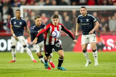 Brentford 'lu Vitaly Janelt, Premier Lig karşılaşmasında Aston Villa' dan Matty Cash 'in baskısı altında. Brentford, Aston Villa' ya karşı Gtech Community Stadyumu, Londra, Birleşik Krallık, 8 Mart 2025
