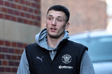 Blackpool takımından Oliver Casey, 8 Mart 2025 'te Oakwell, Barnsley, İngiltere' de oynanan 1.