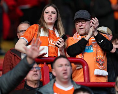 Blackpool taraftarları 8 Mart 2025 'te Oakwell, Barnsley, İngiltere' de oynanan 1.