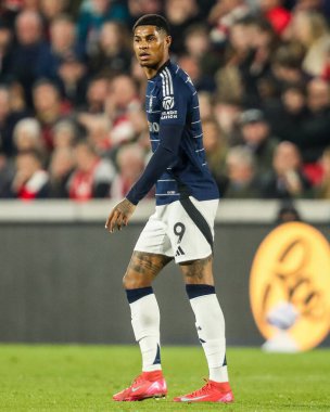 Aston Villa takımından Marcus Rashford, Premier League maçında Brentford, Aston Villa 'ya karşı Gtech Community Stadyumu, Londra, 8 Mart 2025' te seyrediyor.