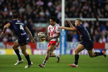 St. Helens 'li Tristan Sailor, 7 Mart 202' de St Helens vs Hull KR 'a karşı oynanan Betfred Süper Lig karşılaşmasında pas veriyor.