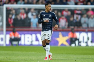 Aston Villa 'dan Jacob Ramsey Premier Lig karşılaşmasında Brentford, Aston Villa' ya karşı Gtech Community Stadyumu, Londra, 8 Mart 2025