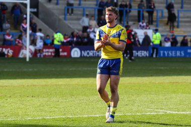 Warrington Wolves 'tan Alfie Johnson, 9 Mart 2025' te İngiltere 'nin Warrington kentinde oynanan Betfred Süper Lig karşılaşması Warrington Wolves vs Wakefield Trinity maçının ardından ev sahibi taraftarları alkışlıyor.
