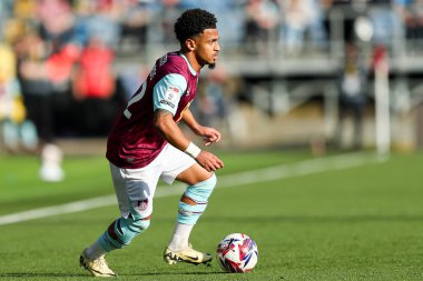 Burnley 'den Marcus Edwards 8 Mart 2025' te Burnley, Burnley, Burnley 'de Luton Town' a karşı oynadığı Gökyüzü İddia Şampiyonası maçında öne doğru ilerliyor.