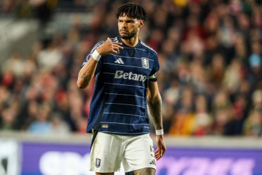 Aston Villa takımından Tyrone Mings, Premier League maçında Brentford-Aston Villa maçında Londra 'daki Gtech Community Stadyumu' nda 8 Mart 2025 'te tepki gösterdi.