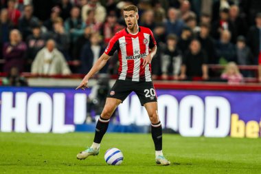 Brentford 'dan Kristoffer Ajer, Premier League maçında Brentford, Aston Villa' ya karşı Londra 'daki Gtech Community Stadyumu' nda 8 Mart 2025 'te koşuyor.