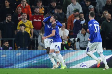 Everton 'dan Jack Harrison, Premier League maçında Wolverhampton Wanderers Everton' a karşı 8 Mart 2025 'te Molineux, Wolverhampton, İngiltere' de 0-1 'lik galibiyet golünü kutluyor.