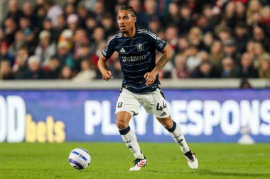 Aston Villa takımından Boubacar Kamara, Premier League maçında Brentford ile Aston Villa arasında 8 Mart 2025 'te Londra' daki Gtech Community Stadyumu 'nda koşuyor.