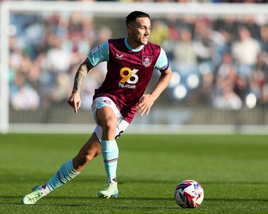 Burnley 'den Josh Brownhill 8 Mart 2025' te Burnley, Burnley 'e karşı Luton Town Gökyüzü İddia Şampiyonası maçında topu ileri atıyor.