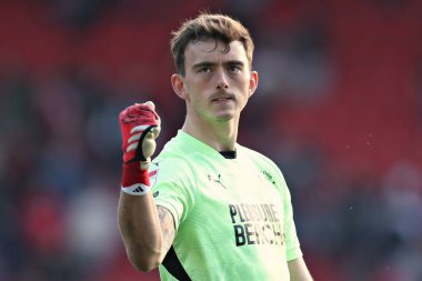 Blackpool F.C. 'den Harry Tyrer. 8 Mart 2025 'te Oakwell, Barnsley, İngiltere' de oynanan Sky Bet 1 karşılaşmasının ardından kutlanıyor.