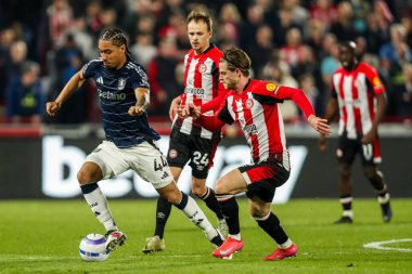 Aston Villa takımından Boubacar Kamara, Premier League maçında Brentford-Aston Villa maçında Londra, İngiltere 'deki Gtech Community Stadyumu' nda 8 Mart 2025 'te topu bırakıyor.