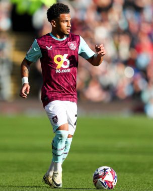 Burnley 'den Marcus Edwards 8 Mart 2025' te Burnley, Burnley, Burnley 'de Luton Town' a karşı oynadığı Gökyüzü İddia Şampiyonası maçında öne doğru ilerliyor.