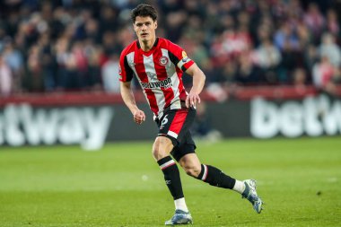 Brentford 'dan Christian Norgaard Premier League karşılaşmasında Brentford, Aston Villa' ya karşı Gtech Community Stadyumu, Londra, 8 Mart 2025