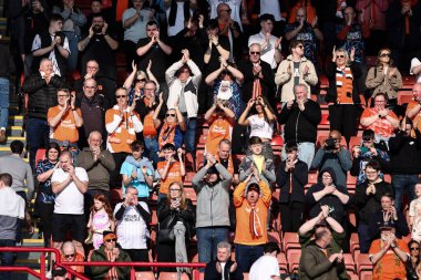 Blackpool taraftarları 8 Mart 2025 'te Oakwell, Barnsley, İngiltere' de oynanan 1.