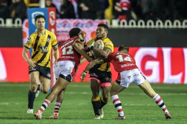 Castleford Tigers 'dan Luke Hooley, Salford Red Devils' ten Kallum Watkins ve Salford Red Devils 'den Chris Atkin tarafından Betfred Süper Lig 4. Raundda oynanan Castleford Tigers - Salford Red Devils maçında, The Mend-A-Hose Jungle, Castleford