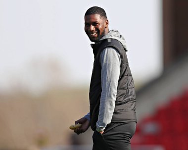 Blackpool F.C. 'den Odel Offiah. 8 Mart 2025 'te Oakwell, Barnsley, İngiltere' de oynanan 1. Gökyüzü İddia Ligi karşılaşmasından önce patatesi elinde tutuyor.