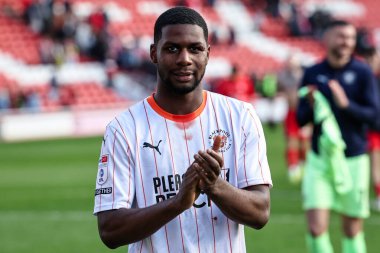 Blackpool 'dan Odel Offiah, 8 Mart 2025' te Oakwell, Barnsley, İngiltere 'de oynanan Sky Bet Lig 1 karşılaşmasında son ıslık çaldıktan sonra taraftarları alkışlıyor.