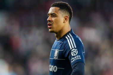 Aston Villa 'dan Jacob Ramsey Premier Lig maçında Brentford, Aston Villa' ya karşı Gtech Community Stadyumu, Londra, 8 Mart 2025 'te seyrediyor.
