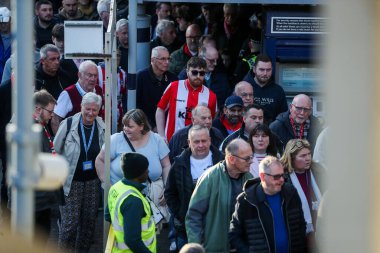 Taraftarlar, Premier League karşılaşması öncesinde Gtech Community Stadyumu 'na geldi. Brentford, Aston Villa' ya karşı Gtech Community Stadyumu, Londra, 8 Mart 2025