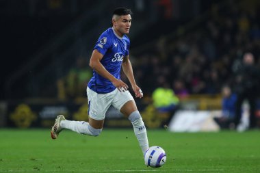 Everton 'dan Charly Alcaraz, Premier League maçı sırasında Wolverhampton Wanderers' a karşı Molineux, Wolverhampton, Birleşik Krallık 'ta 8 Mart 2025' te topu atıyor.