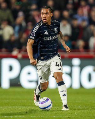 Aston Villa takımından Boubacar Kamara, Premier League maçında Brentford ile Aston Villa arasında 8 Mart 2025 'te Londra' daki Gtech Community Stadyumu 'nda koşuyor.