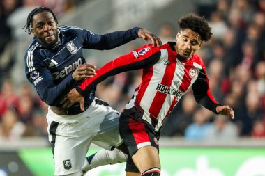 Aston Villa takımından Axel Disasi, Premier League karşılaşmasında Brentford 'a karşı Aston Villa' nın 8 Mart 2025 'te Londra' daki Gtech Community Stadyumu 'nda Kevin Schade ile top için mücadele eder.