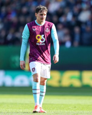 Burnley 'den Connor Roberts Gök İddia Şampiyonası maçında Burnley, Luton Town' a karşı Turf Moor, Burnley, İngiltere, 8 Mart 2025