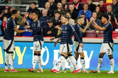 Aston Villa 'dan Ollie Watkins, Premier Lig karşılaşmasında Brentford - Aston Villa maçında takım arkadaşları ile birlikte 8 Mart 2025' te Londra 'daki Gtech Community Stadyumu' nda golünü kutluyor.