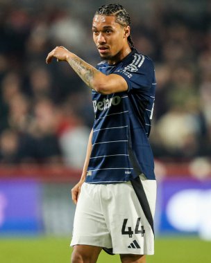 Aston Villa takımından Boubacar Kamara, Premier Lig karşılaşmasında Brentford-Aston Villa maçını Londra 'daki Gtech Community Stadyumu' nda izliyor.