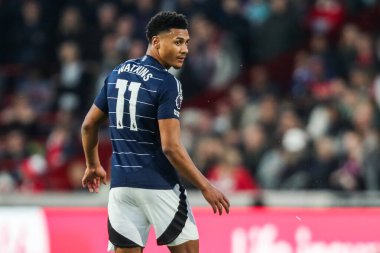 Aston Villa 'dan Ollie Watkins Premier Lig maçında Brentford, Aston Villa' ya karşı Gtech Community Stadyumu, Londra, 8 Mart 2025 'te seyrediyor.