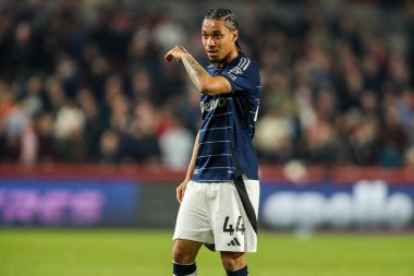 Aston Villa takımından Boubacar Kamara, Premier Lig karşılaşmasında Brentford-Aston Villa maçını Londra 'daki Gtech Community Stadyumu' nda izliyor.