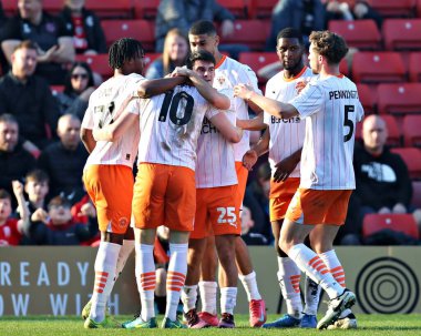 Blackpool F.C. 'den Sonny Carey. 8 Mart 2025 'te Oakwell, Barnsley, Barnsley, İngiltere' de oynanan Sky Bet 1 karşılaşmasında açılış golünü atmayı kutluyor.