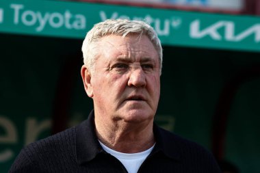 Steve Bruce, Blackpool 'un teknik direktörü. 8 Mart 2025' te Oakwell, Barnsley-Blackpool maçında.