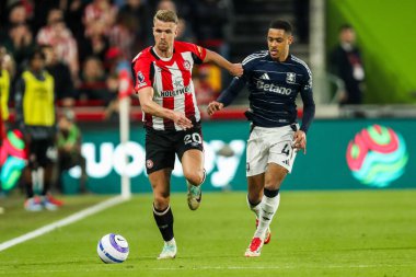 Brentford 'dan Kristoffer Ajer, Premier League karşılaşmasında Aston Villa' dan Jacob Ramsey 'nin baskısı altında. Brentford, Aston Villa' ya karşı Gtech Community Stadyumu, Londra, Birleşik Krallık, 8 Mart 2025