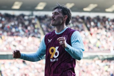 Burnley 'den Connor Roberts, Luton Town' dan Mark McGuinness 'i Gök İddia Şampiyonası maçında 1-0 öne geçerek Burnley' e karşı Luton Town 'da 8 Mart 2025' te Turf Moor, Burnley, İngiltere 'de maçı kazanmasını kutluyor.