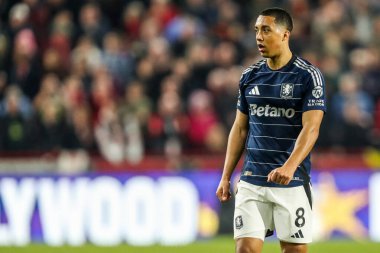 Aston Villa takımından Youri TiEleans, Premier Lig maçında Brentford, Aston Villa 'ya karşı Gtech Community Stadyumu' nda, 8 Mart 2025 'te seyrediyor.