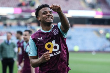 Burnley 'den Lyle Foster, Burnley taraftarlarına yumruk sallıyor. 8 Mart 2025' te Burnley, Burnley 'de oynanan Sky Bet Şampiyonası maçı ıslık çaldıktan sonra.