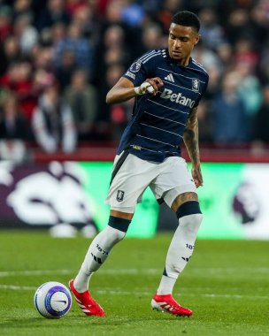 Aston Villa takımından Ezri Konsa, Premier League maçında Brentford-Aston Villa maçında Londra 'daki Gtech Community Stadyumu' nda topla koşuyor.