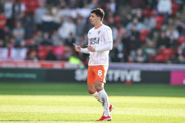 Blackpool 'dan Albie Morgan takımına, 8 Mart 2025' te Oakwell, Barnsley, İngiltere 'de oynanan 1.