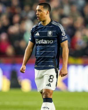 Aston Villa takımından Youri TiEleans, Premier Lig maçında Brentford, Aston Villa 'ya karşı Gtech Community Stadyumu' nda, 8 Mart 2025 'te seyrediyor.