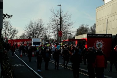 Taraftarlar, Premier League karşılaşması öncesinde Gtech Community Stadyumu 'na geldi. Brentford, Aston Villa' ya karşı Gtech Community Stadyumu, Londra, 8 Mart 2025