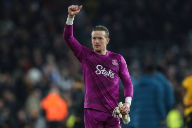 Everton 'dan Jordan Pickford, 8 Mart 2025' te İngiltere 'nin Molineux kentinde oynanan Premier League maçı sonrasında Wolverhampton Wanderers Everton' a karşı seyircileri alkışlıyor.
