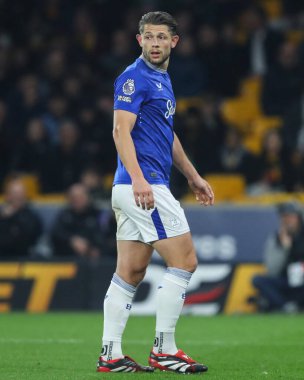 Everton 'dan James Tarkowski Premier League maçı sırasında Wolverhampton Wanderers, Everton' a karşı Molineux, Wolverhampton, Birleşik Krallık, 8 Mart 2025